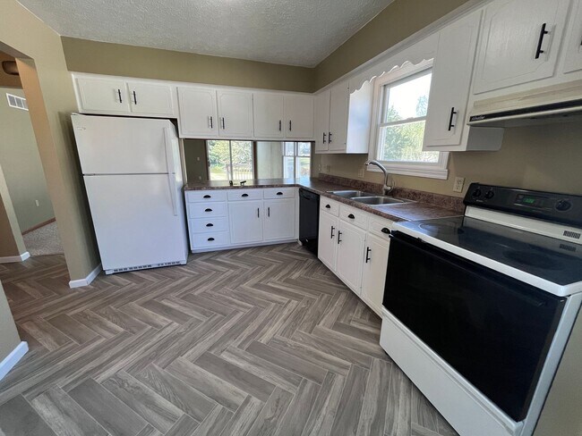 Building Photo - Beautiful 2 Bedroom & 2 Bath Duplex in Shi...