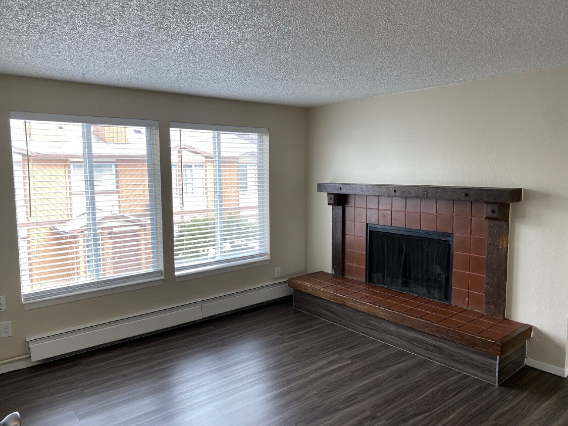 "One Month Free Rent with Signed 12 month Lease, 2-Bed Gem in Denver – Cozy 920 Sq. Ft." - Very Clean 2-Bedroom Second-Floor Apartment