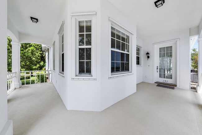 Foto del edificio - 242 Poinciana Dr