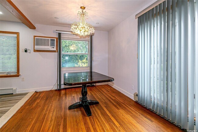 Building Photo - 16 Liszt St