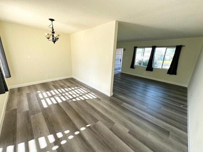 Building Photo - Single Family Home for Rent in Anaheim!