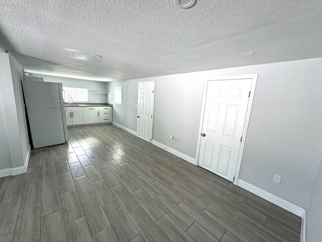 Building Photo - 515 49th Ave Terrace W