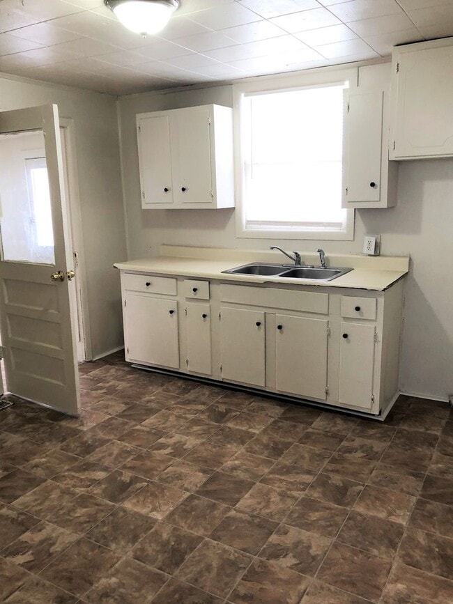 Building Photo - 3 Bed, 1 Bath House - Home OFFICE!!