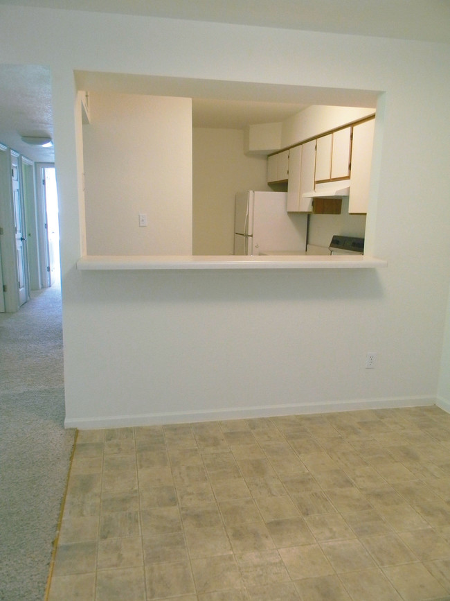 CRI - dining and kitchen - Cedar Ridge Apartments