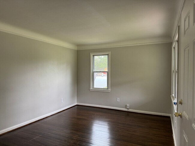 Foto del edificio - 3 bed 1 bath Brick corner house with basem...