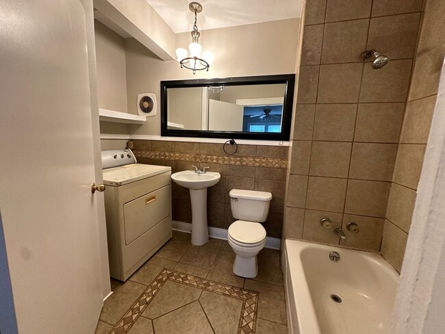 Building Photo - Welcome to this charming 2-bedroom, 1-bath...