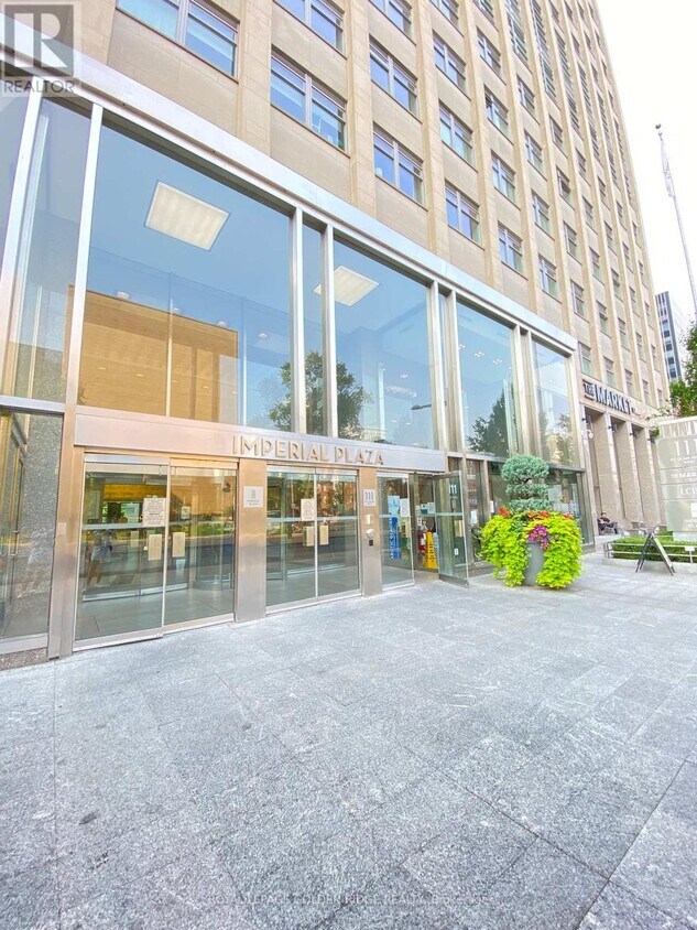 Photo principale - 111-1111 St Clair Ave W