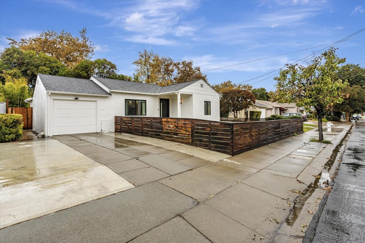 Primary Photo - Like New! Welcome to this stunning 3 bedro...