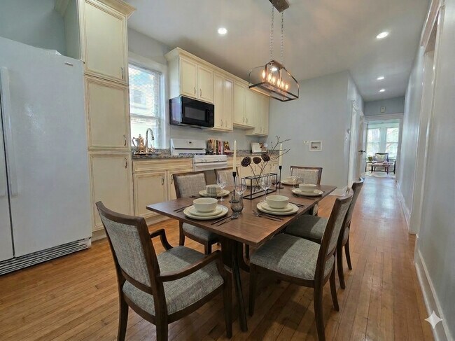 Foto del edificio - 5434 W Drummond Pl