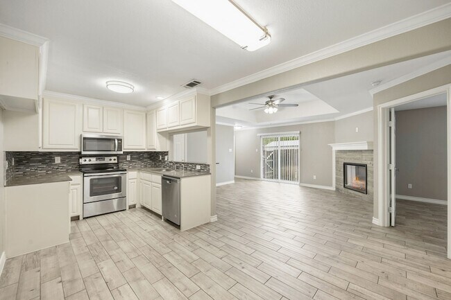 Foto del edificio - 521-525 Gilcrease Street Unit