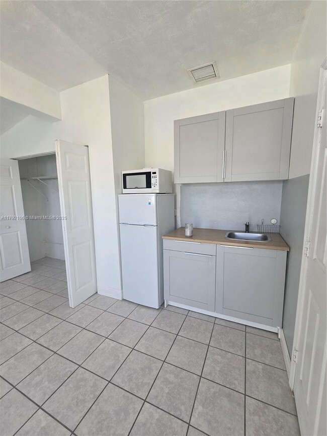 Building Photo - 20200 NW 11th Ct