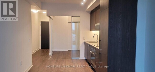 Photo du bâtiment - 250-250 Lawrence Ave W