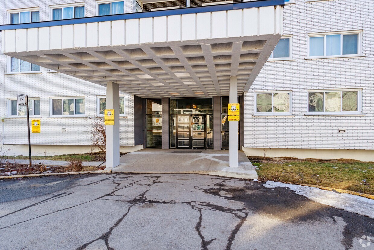 Building Photo - 166-170 Av Strathyre