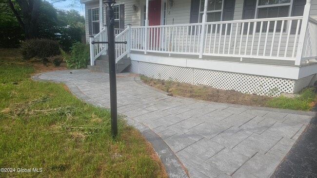 Building Photo - 4 Round Table Rd