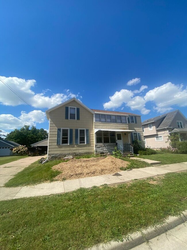 Building Photo - 1717 Iowa St
