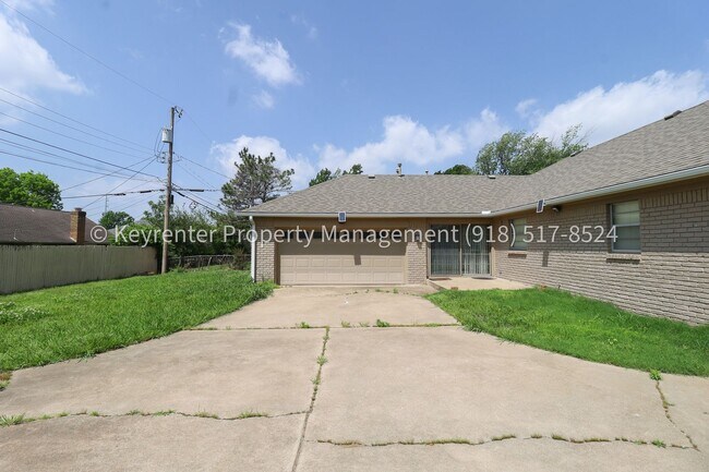 Foto del edificio - LARGE | 3 Bed | 2 Bath | Midtown Tulsa