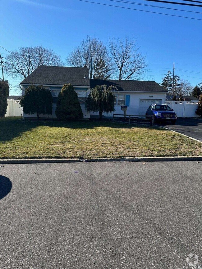 3 Bedroom Apartments in Suffolk County, NY under 3,500 Page 2