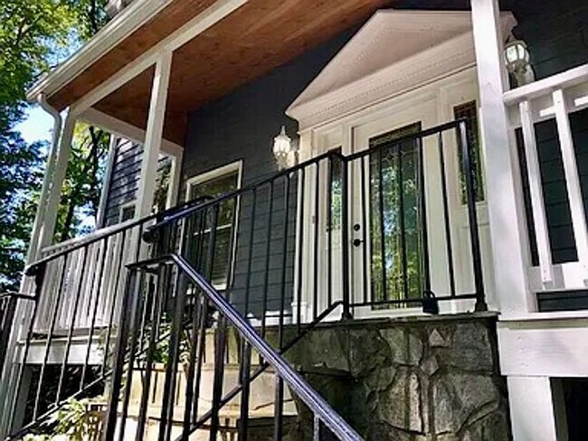 Foto del edificio - Spacious 3100 sq ft 3 bedroom 2 bath home on over 1.5 acres in Oak Ridge, NC