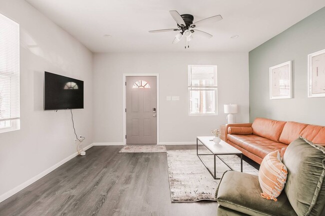 Building Photo - Private Unfurnished Single Family Home In ...
