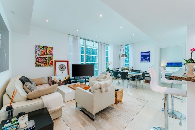 Foto del edificio - 300 S Biscayne Blvd