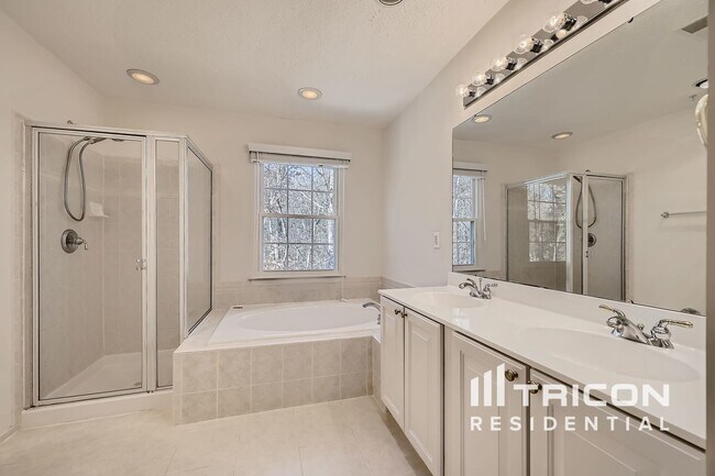 Building Photo - 9851 Bayline Cir