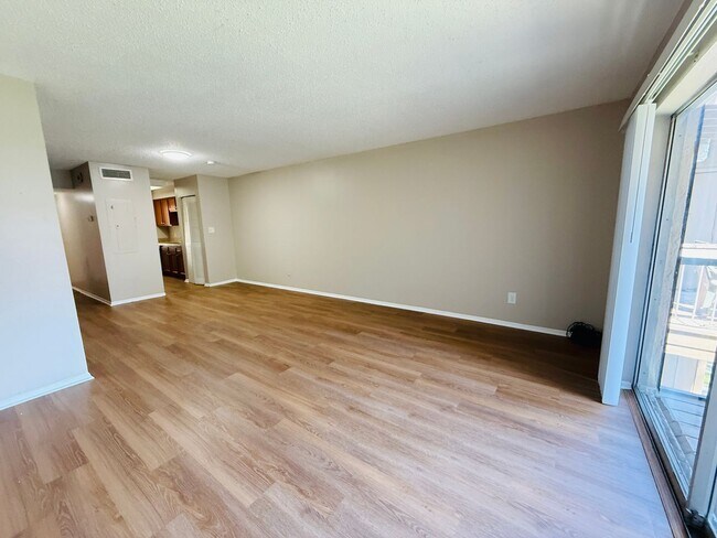 Building Photo - Charming 3 bedroom 1.5 bath condo for rent