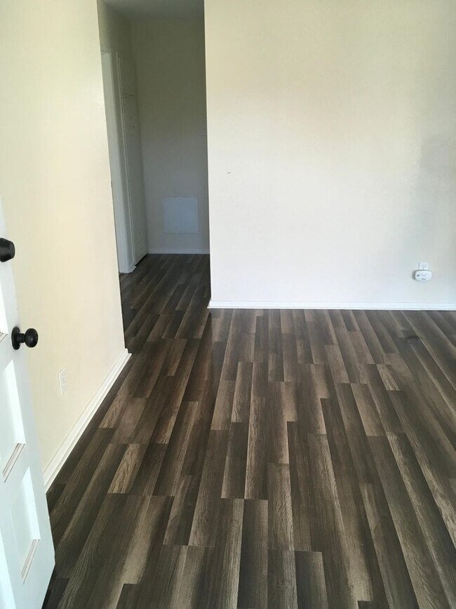 Building Photo - Cozy 3 Bed Home! Highland School District!