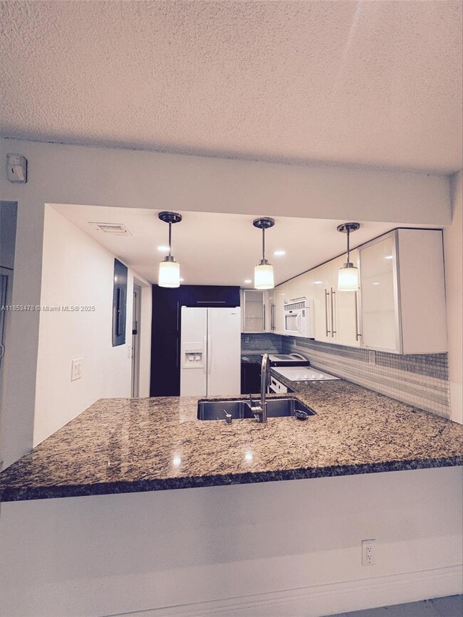 Foto del edificio - 100 Lakeview Dr