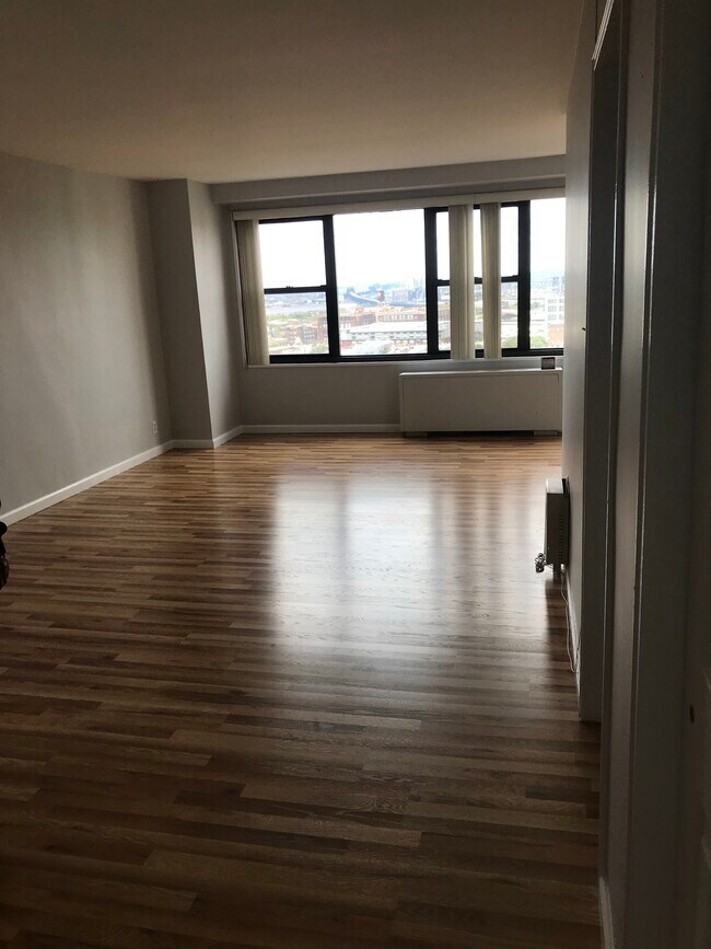 Foto del edificio - 225 Saint Pauls Ave