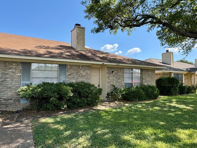 Building Photo - Duplex