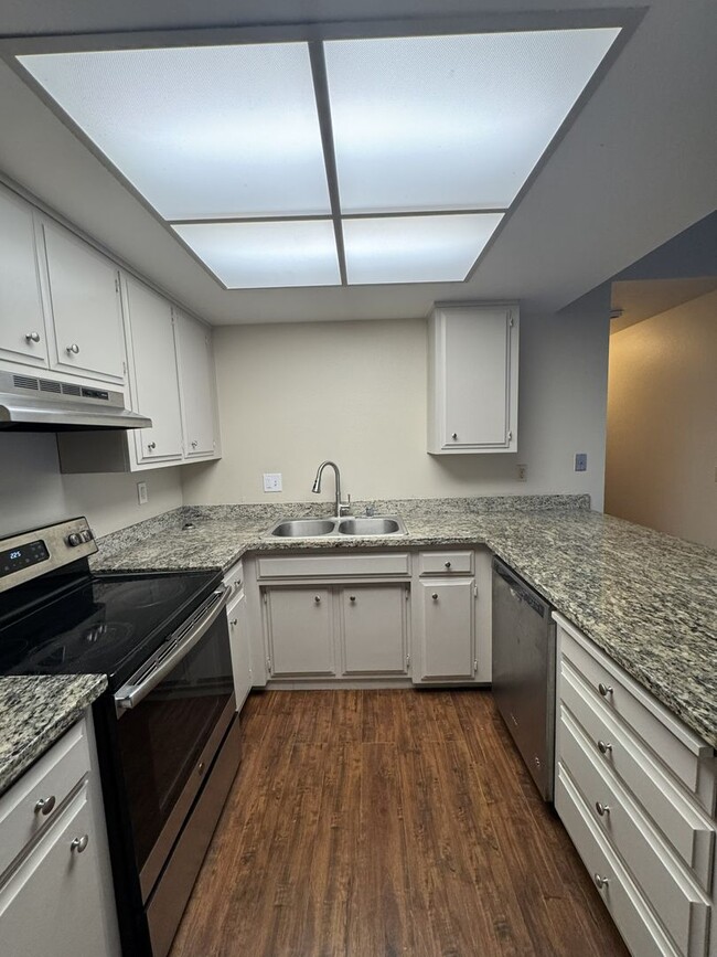 Building Photo - UPDATED 3 BEDROOM DUPLEX IN SACRAMENTO!