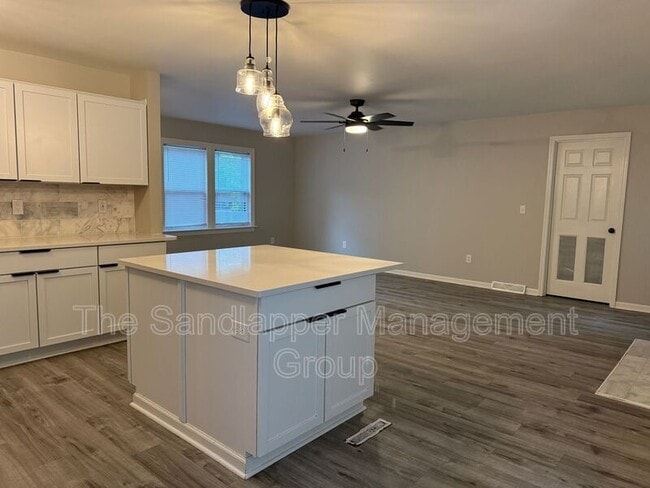 Foto del edificio - 125 Sawmill Dr