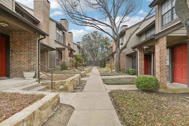 Building Photo - 9910 Royal Ln