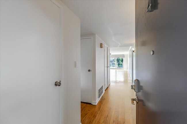 Building Photo - 2316 Lakeshore Ave