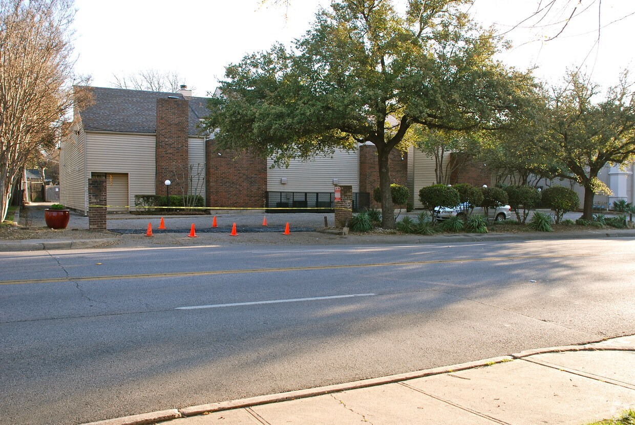 Building Photo - 5010-5022 Cedar Springs Rd