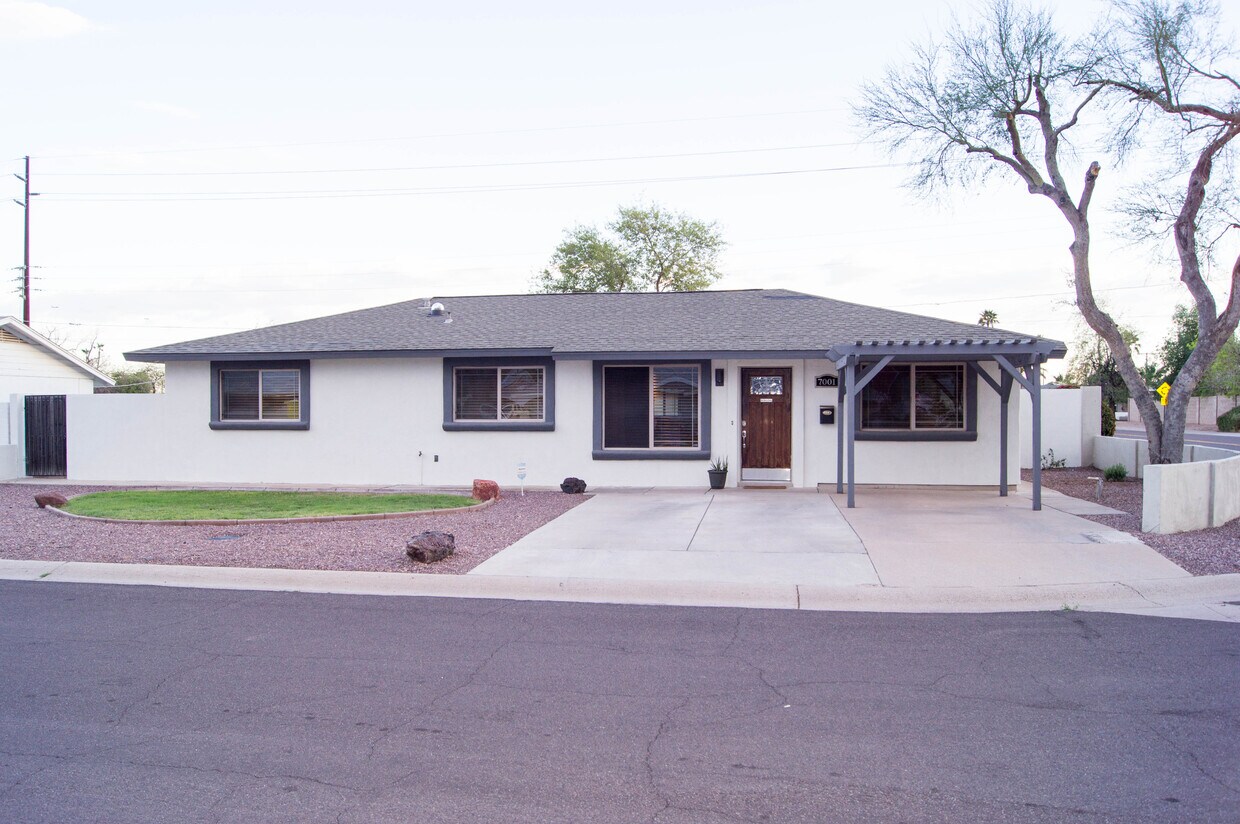 Primary Photo - 7001 E Vernon Ave