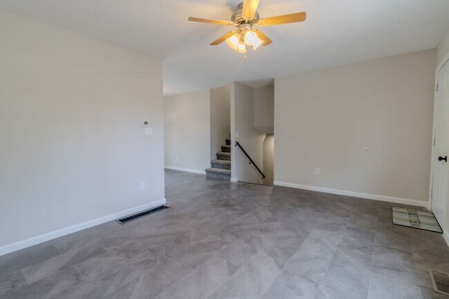 Foto del edificio - Bright & Updated 4-Bedroom Home Close to Everything
