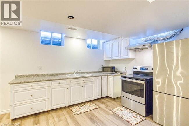 Building Photo - 72 Nanaimo Cres