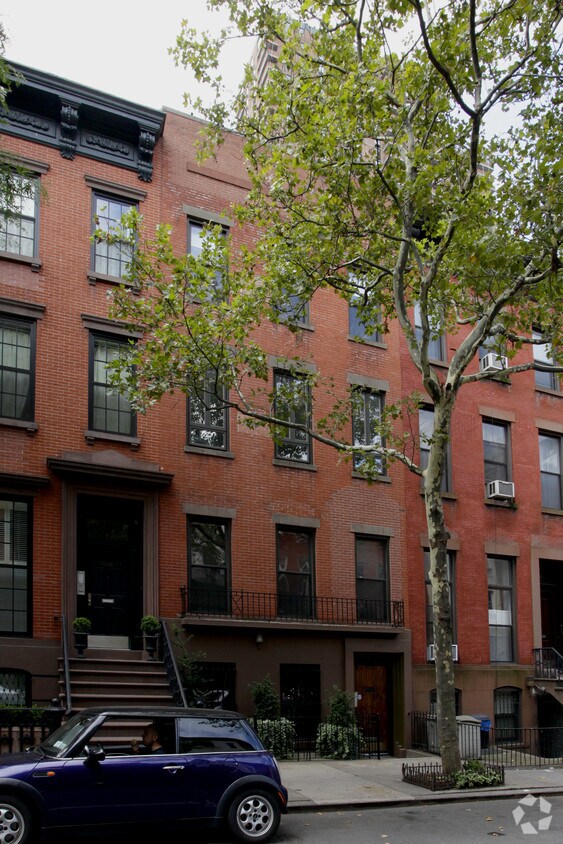 Building Photo - 442 W 44th St
