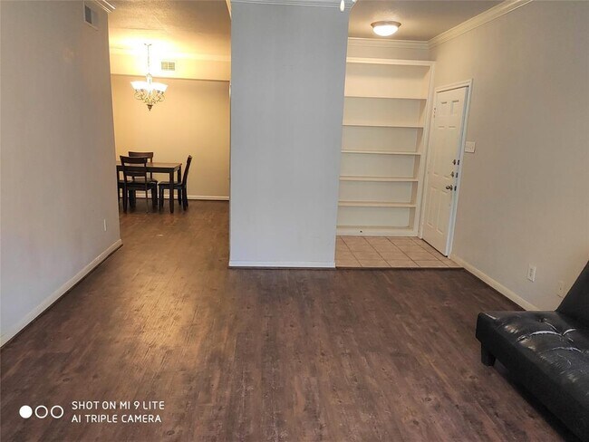 Building Photo - 2255 Braeswood Park Dr