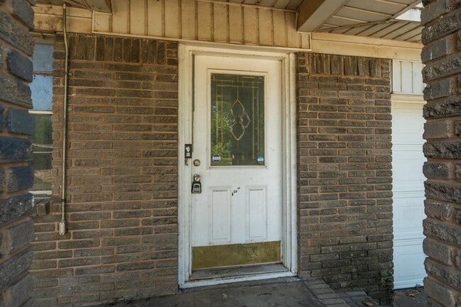 Building Photo - 604 E 1st St