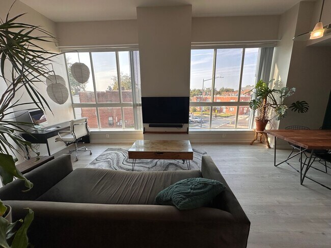 Foto del edificio - Lovely 1 BR/1 BA Loft-Style Apartment in 1...