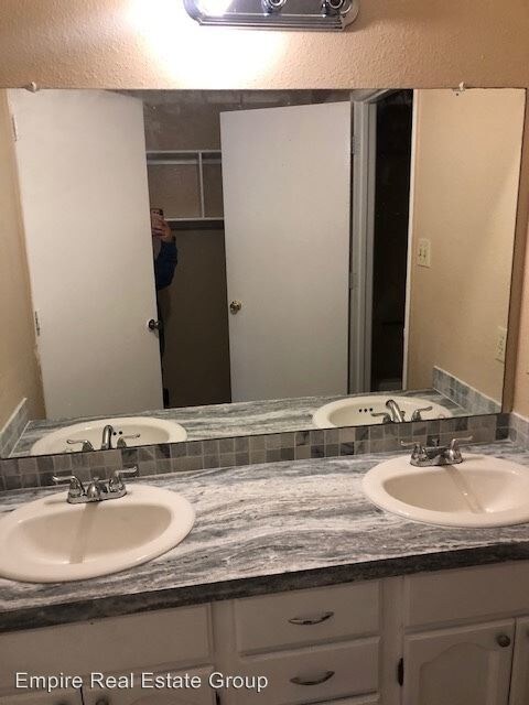 Foto del edificio - 310 E St Anne Pl