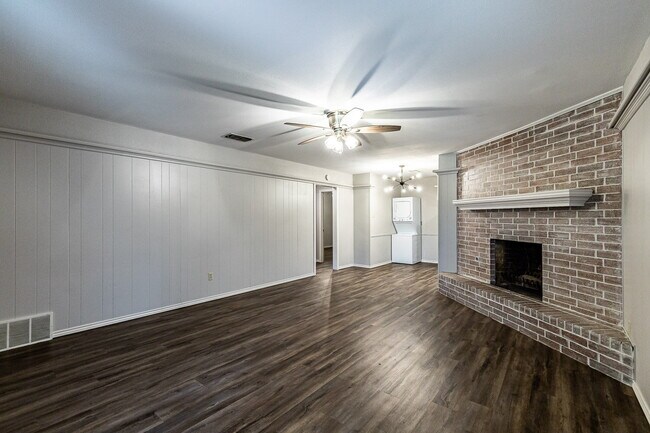 Building Photo - Spacious Duplex