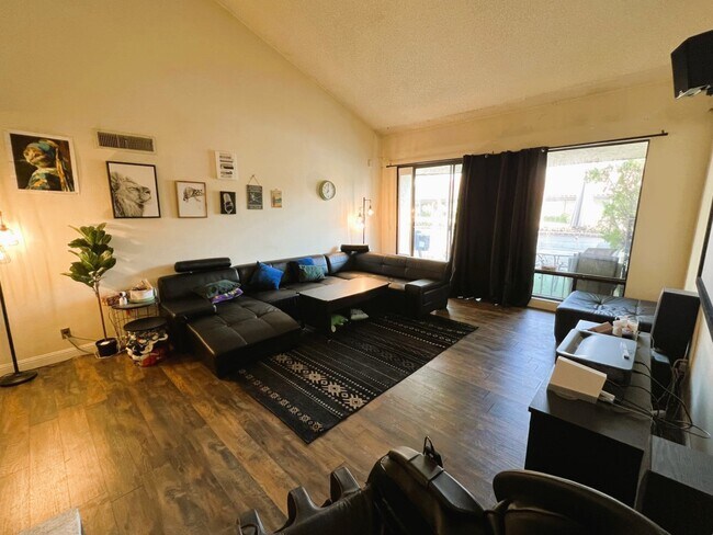 Foto del edificio - 2564 E Malabar Ave