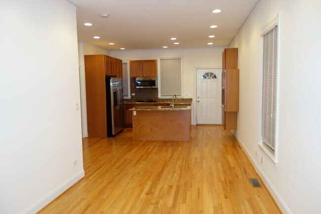 Kitchen / Dining Area - 5142 N Clark St