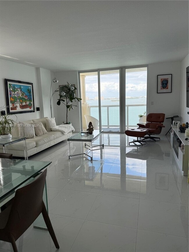 Building Photo - 1625 Kennedy Cswy