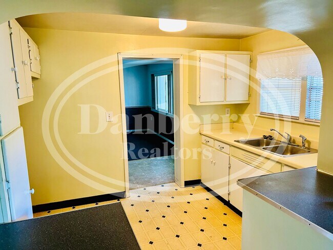 Building Photo - 5504 Merriman Rd