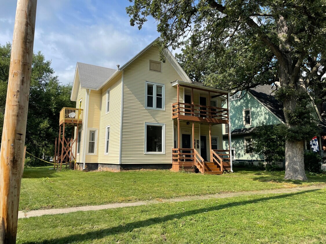 2915 Cottage Grove Ave Unit 1, Des Moines, IA 50311 Apartments in Des