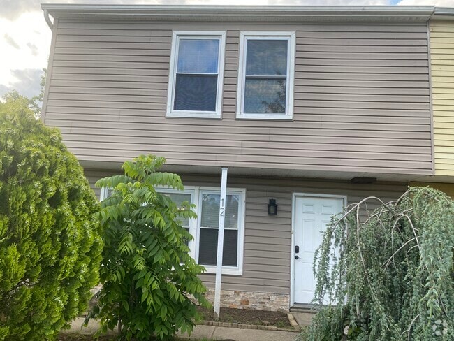 Building Photo - 12 Farmhouse Rd